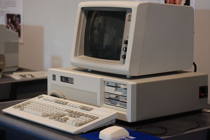 35 lat temu IBM pokazał PC AT z kluczykiem i dyskiem twardym [2]