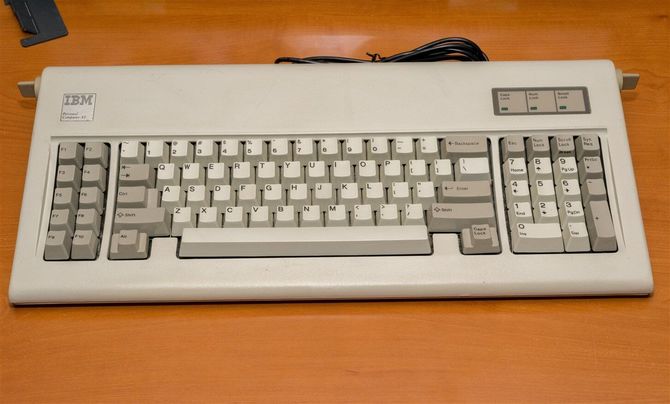 35 lat temu IBM pokazał PC AT z kluczykiem i dyskiem twardym [6]