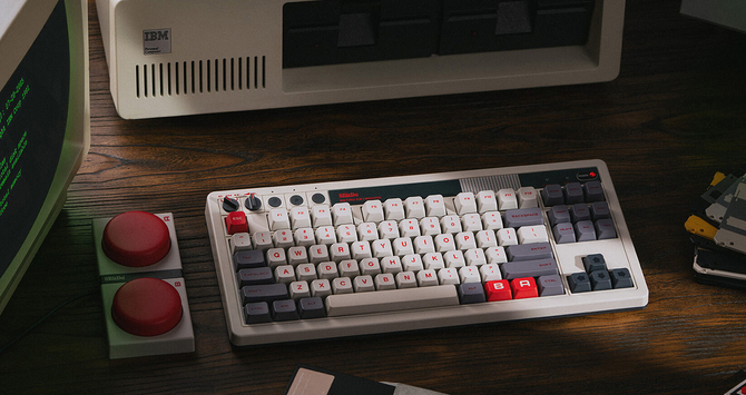 Recenzja 8BitDo Retro Mechanical Keyboard - popularna klawiatura mechaniczna, która oferuje retro wygląd i system Hot Swap [1]