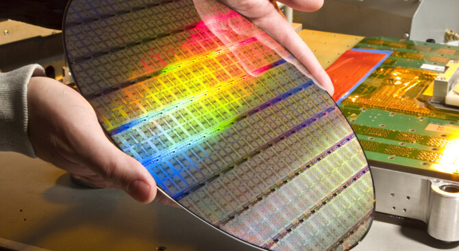 Apple chce zarezerwować u TSMC pierwszą partię wafli 2 nm, które posłużą do produkcji procesorów kolejnych generacji [1]