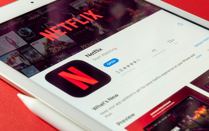 Netflix ma szansę stać się darmową platformą VOD na wybranych rynkach. Firma rozważa taką opcję ze względu na zysk z reklam [2]