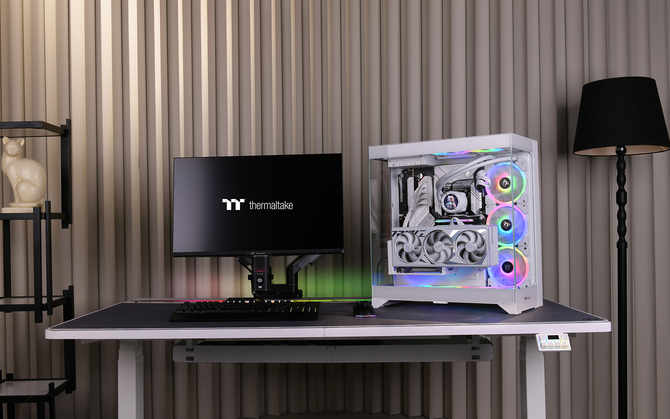 Thermaltake CTE E550 TG - premiera średniopółkowej obudowy PC, która zapewnia nietypowy montaż kart graficznych [1]